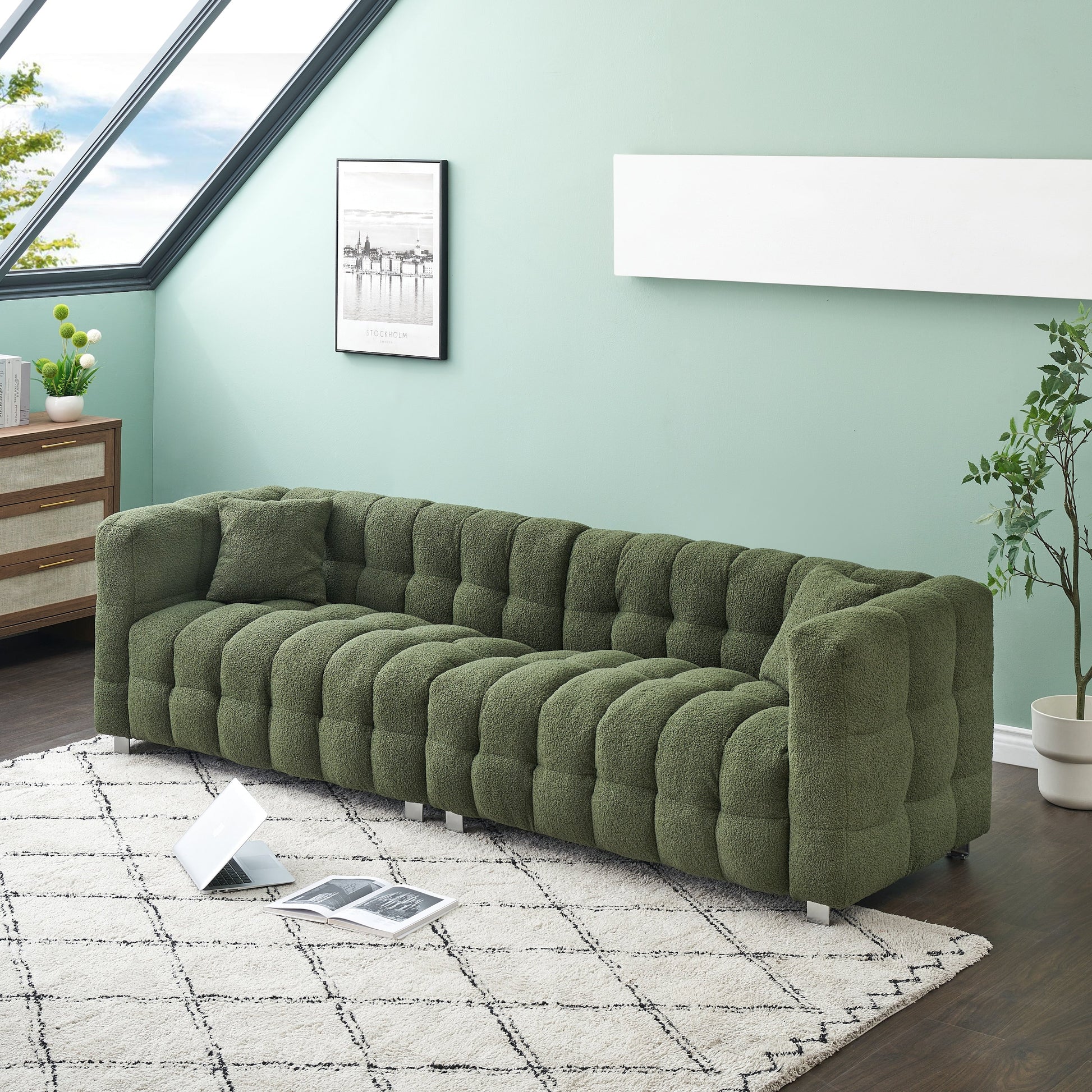 Canapé 4 places en velours Teddy de 259 cm avec pieds en métal et coussins décoratifs, design moderne multidirectionnel pour salon.