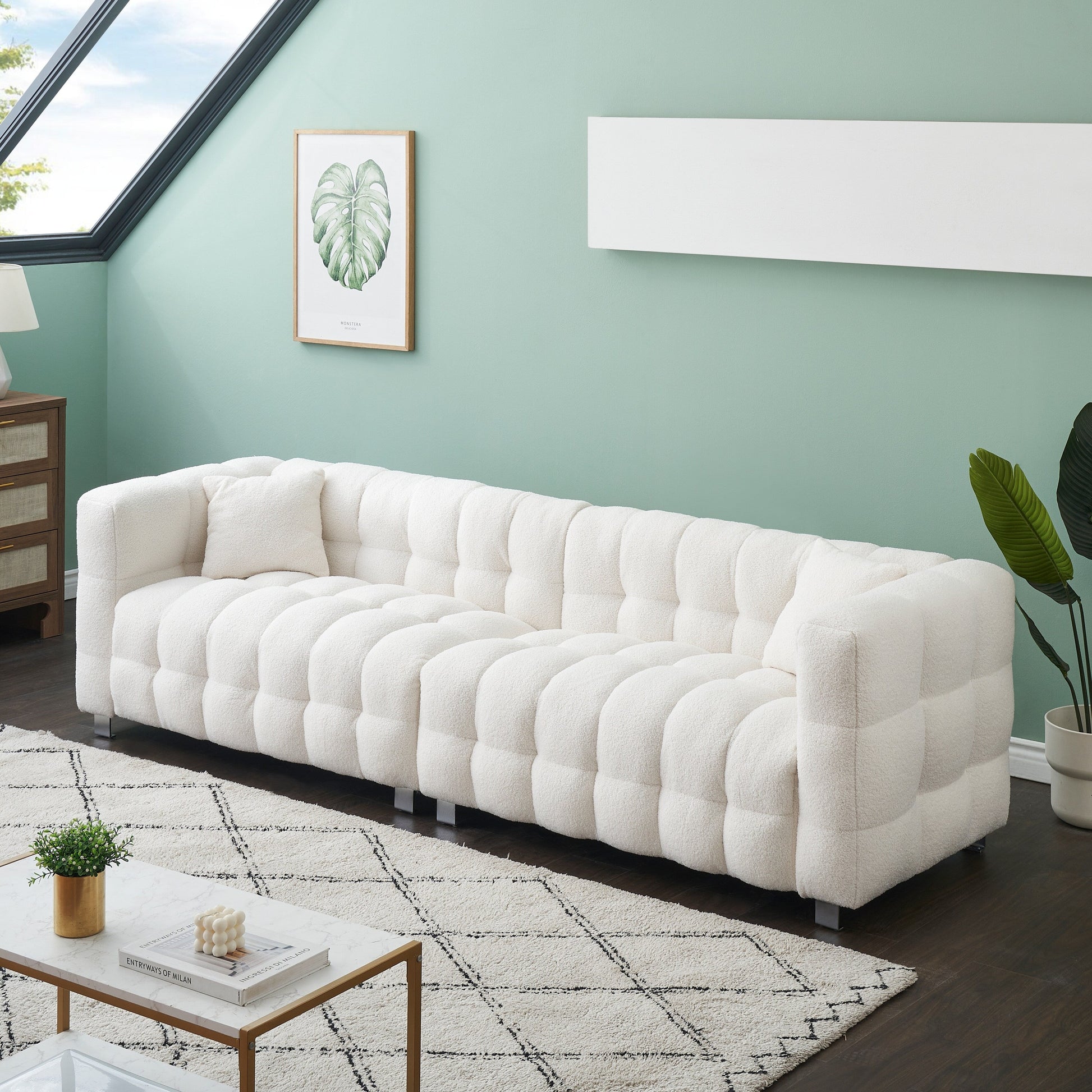 Canapé 4 places en velours Teddy de 259 cm avec pieds en métal et coussins décoratifs, design moderne multidirectionnel pour salon.