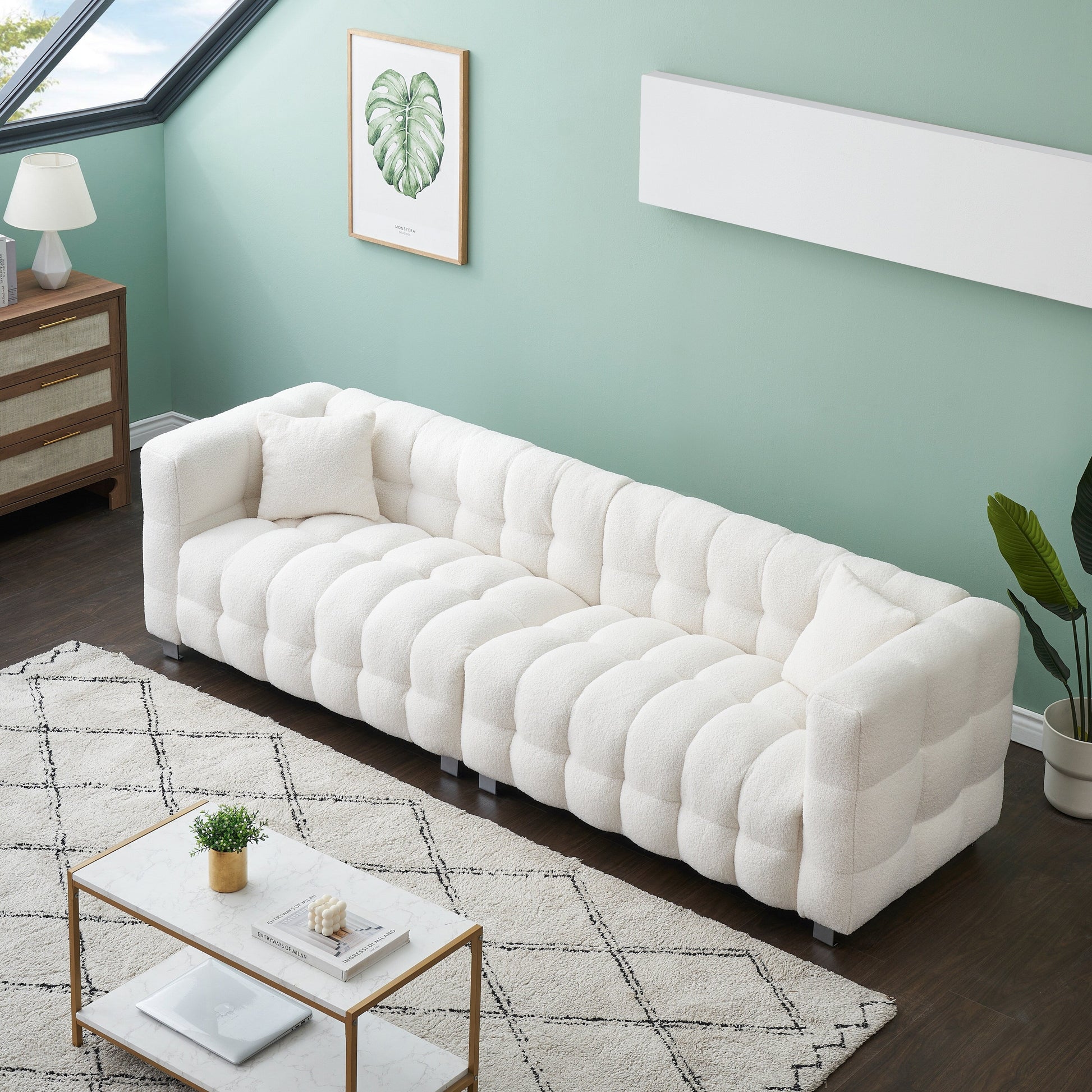 Canapé 4 places en velours Teddy de 259 cm avec pieds en métal et coussins décoratifs, design moderne multidirectionnel pour salon.