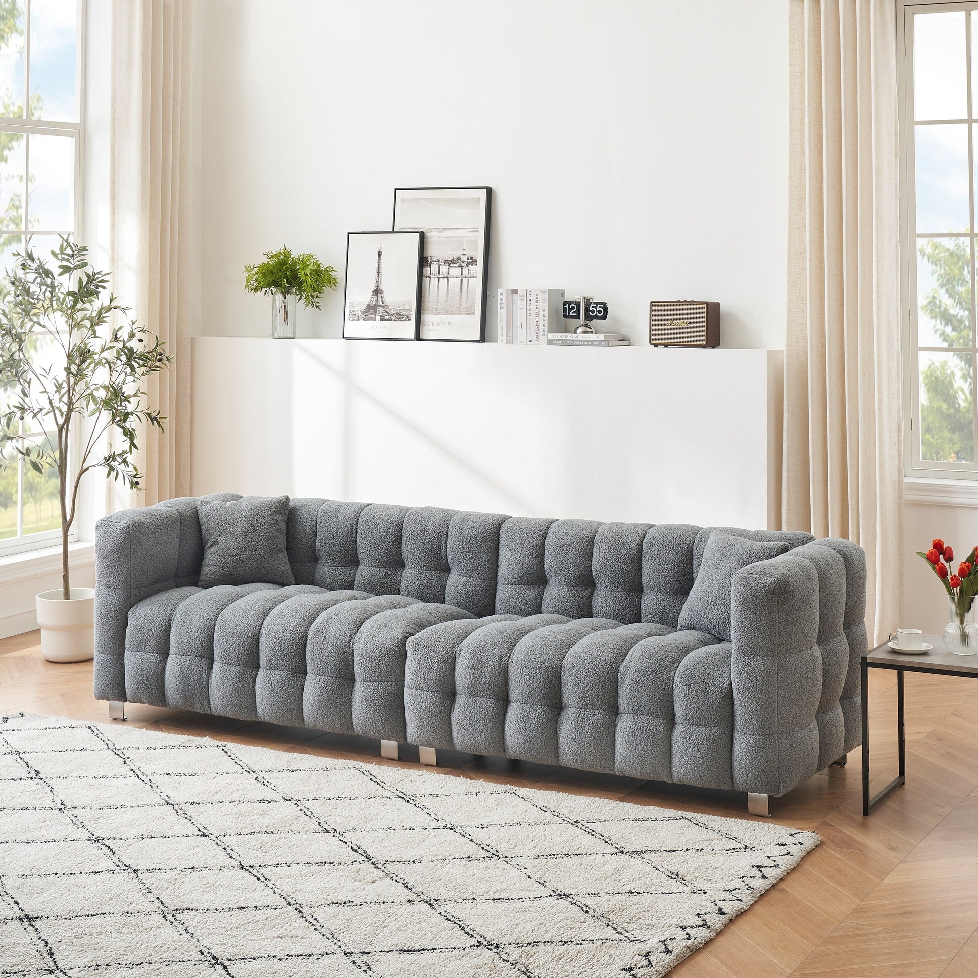 Canapé 4 places en velours Teddy de 259 cm avec pieds en métal et coussins décoratifs, design moderne multidirectionnel pour salon.