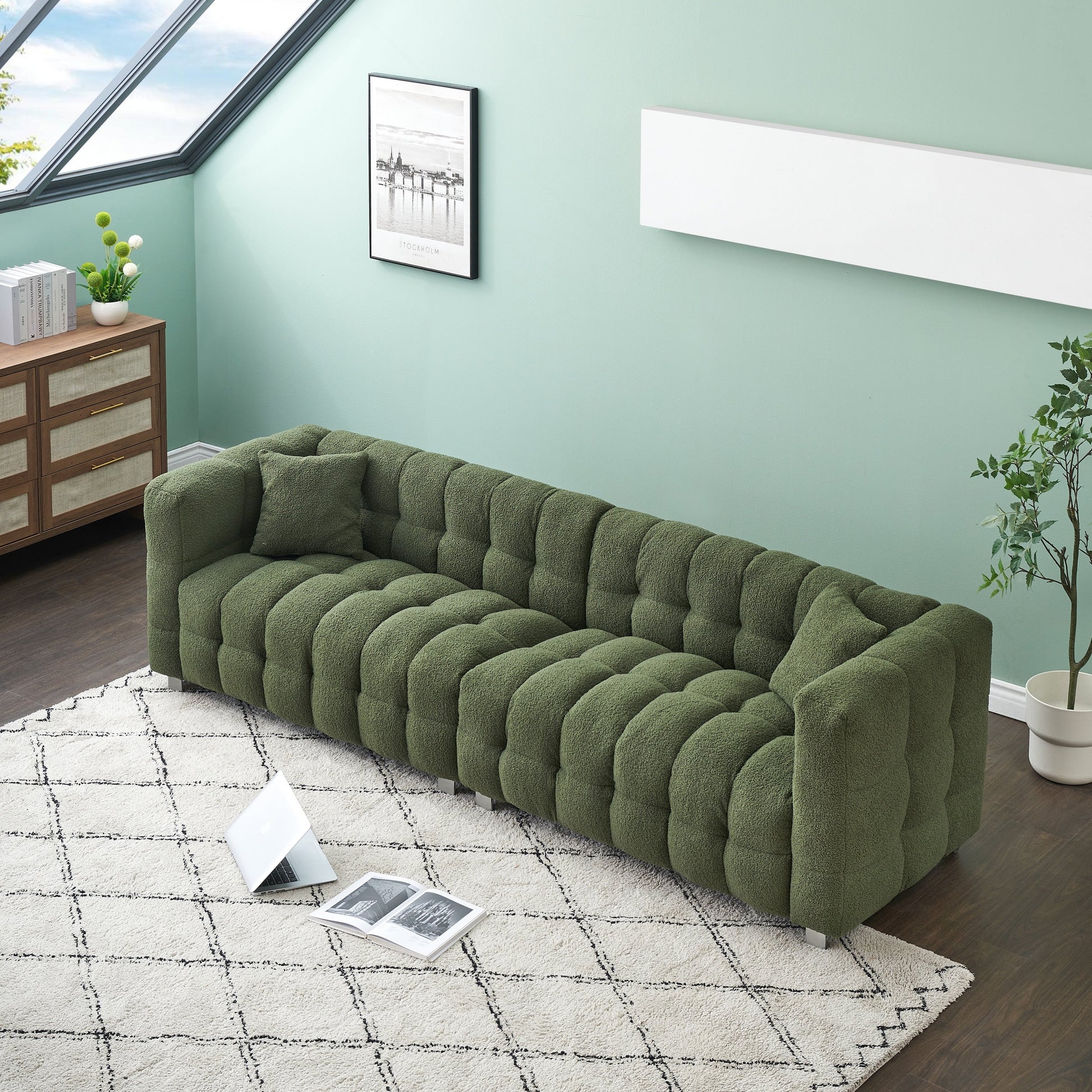 Canapé 4 places en velours Teddy de 259 cm avec pieds en métal et coussins décoratifs, design moderne multidirectionnel pour salon.