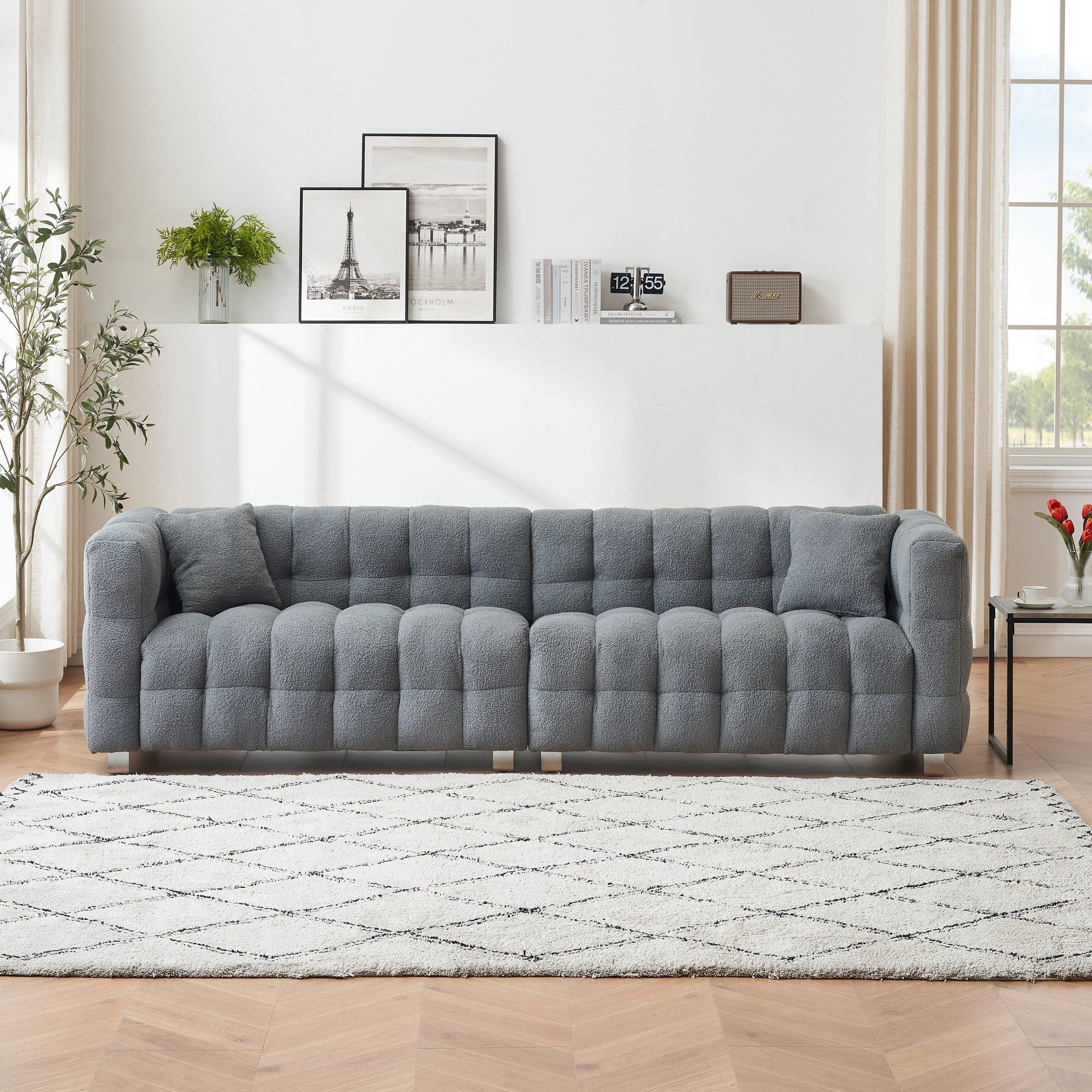 Canapé 4 places en velours Teddy de 259 cm avec pieds en métal et coussins décoratifs, design moderne multidirectionnel pour salon.