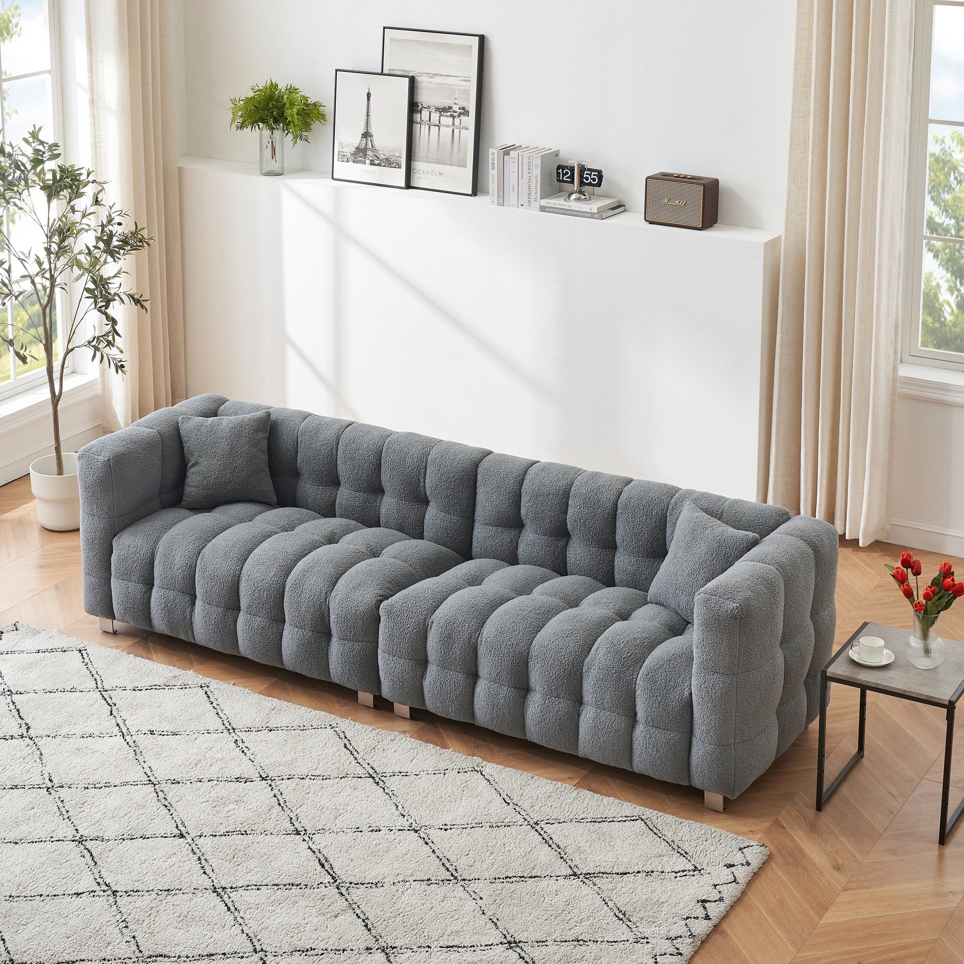 Canapé 4 places en velours Teddy de 259 cm avec pieds en métal et coussins décoratifs, design moderne multidirectionnel pour salon.