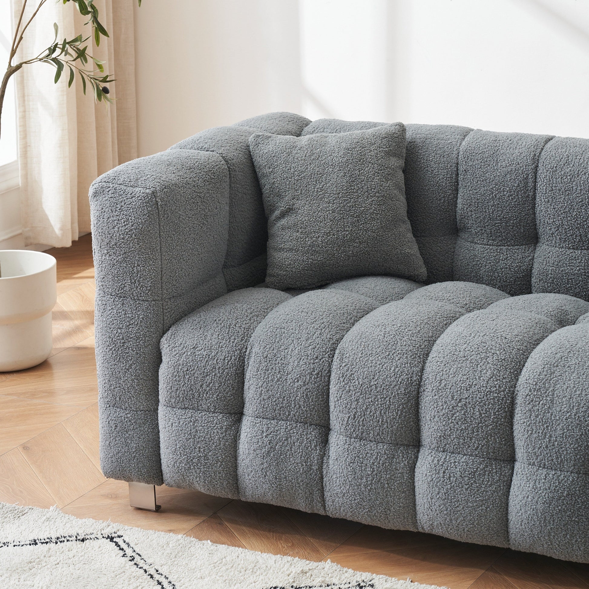 Canapé 4 places en velours Teddy de 259 cm avec pieds en métal et coussins décoratifs, design moderne multidirectionnel pour salon.