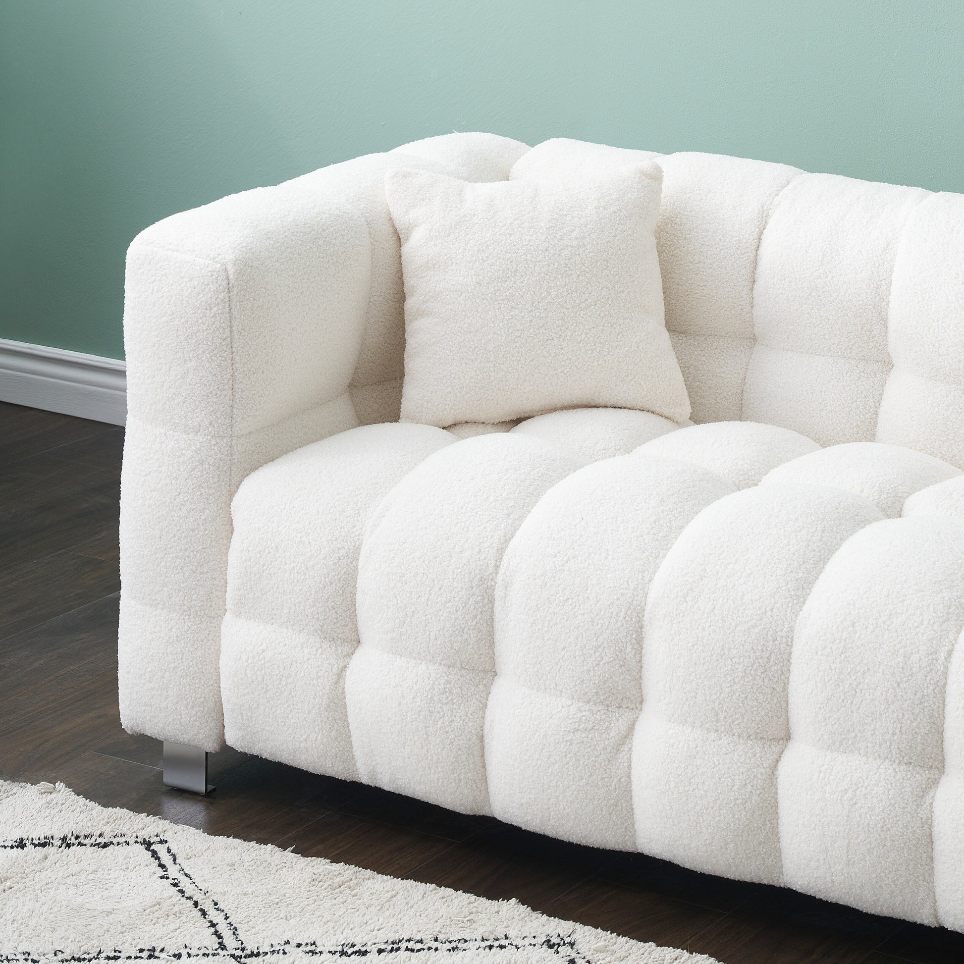 Canapé 4 places en velours Teddy de 259 cm avec pieds en métal et coussins décoratifs, design moderne multidirectionnel pour salon.