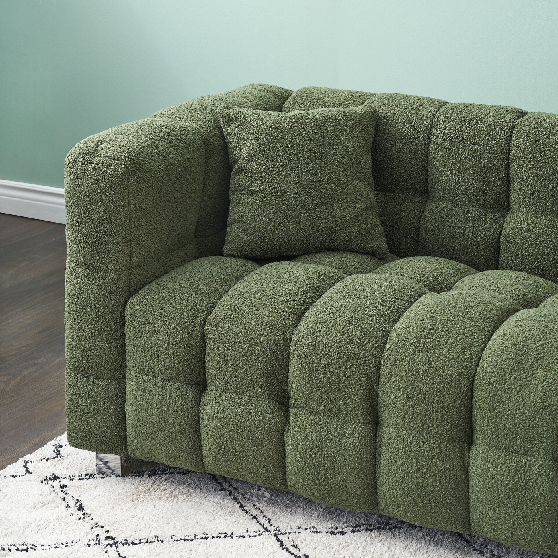 Canapé 4 places en velours Teddy de 259 cm avec pieds en métal et coussins décoratifs, design moderne multidirectionnel pour salon.