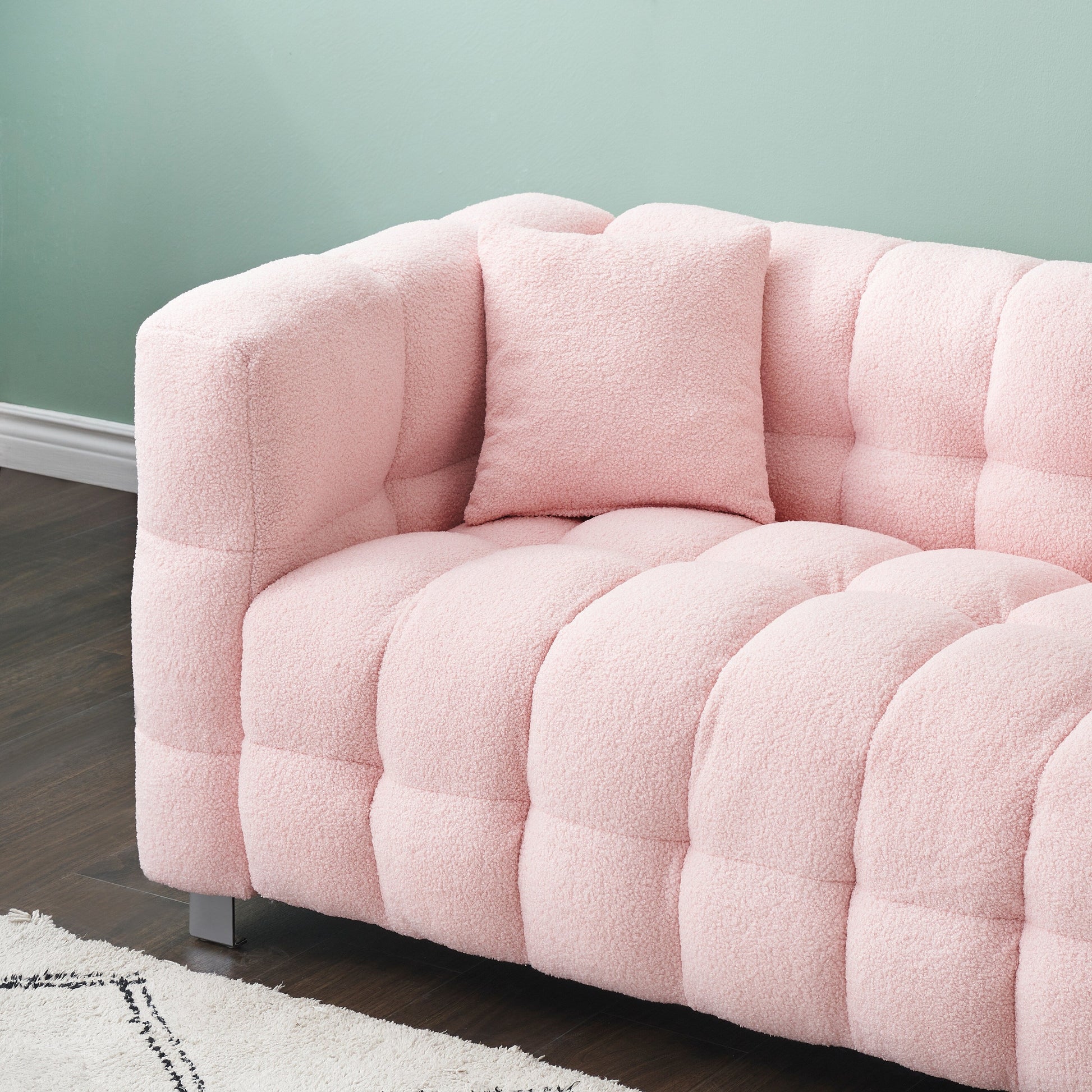 Canapé 4 places en velours Teddy de 259 cm avec pieds en métal et coussins décoratifs, design moderne multidirectionnel pour salon.