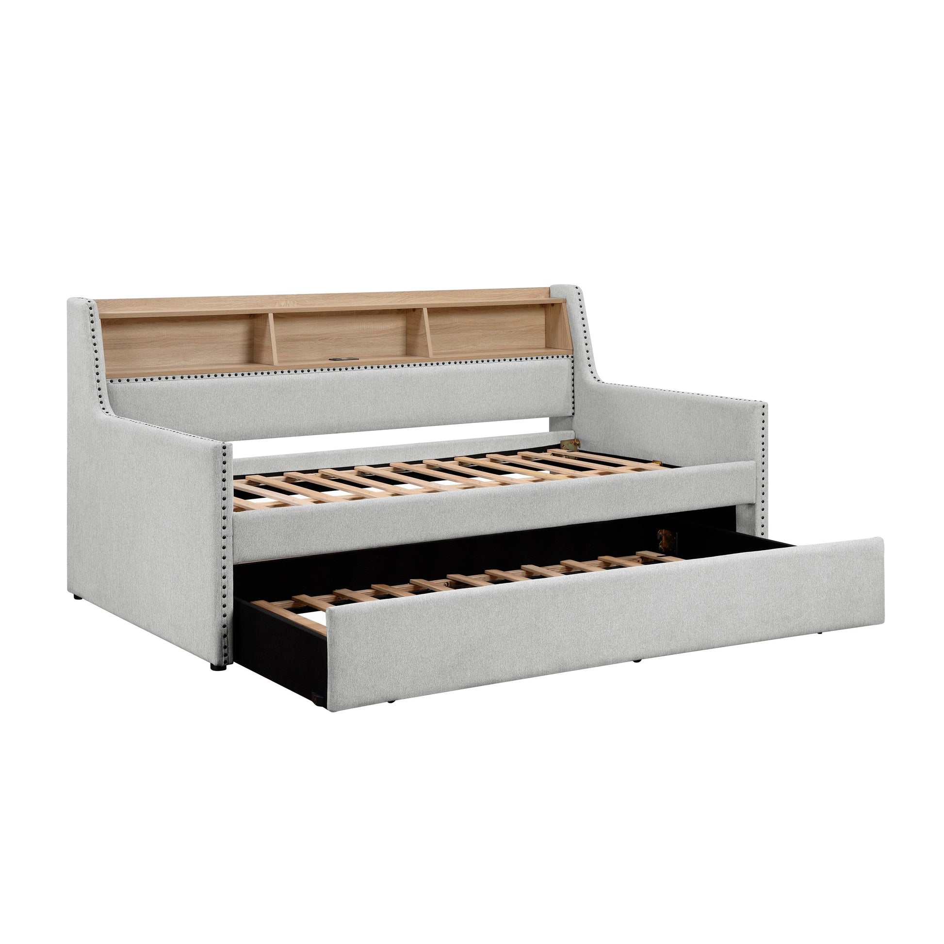 1 canapé-lit gris clair avec lit escamotable, panneau latéral de bibliothèque, ports de charge, garniture à tête de clou, design moderne.