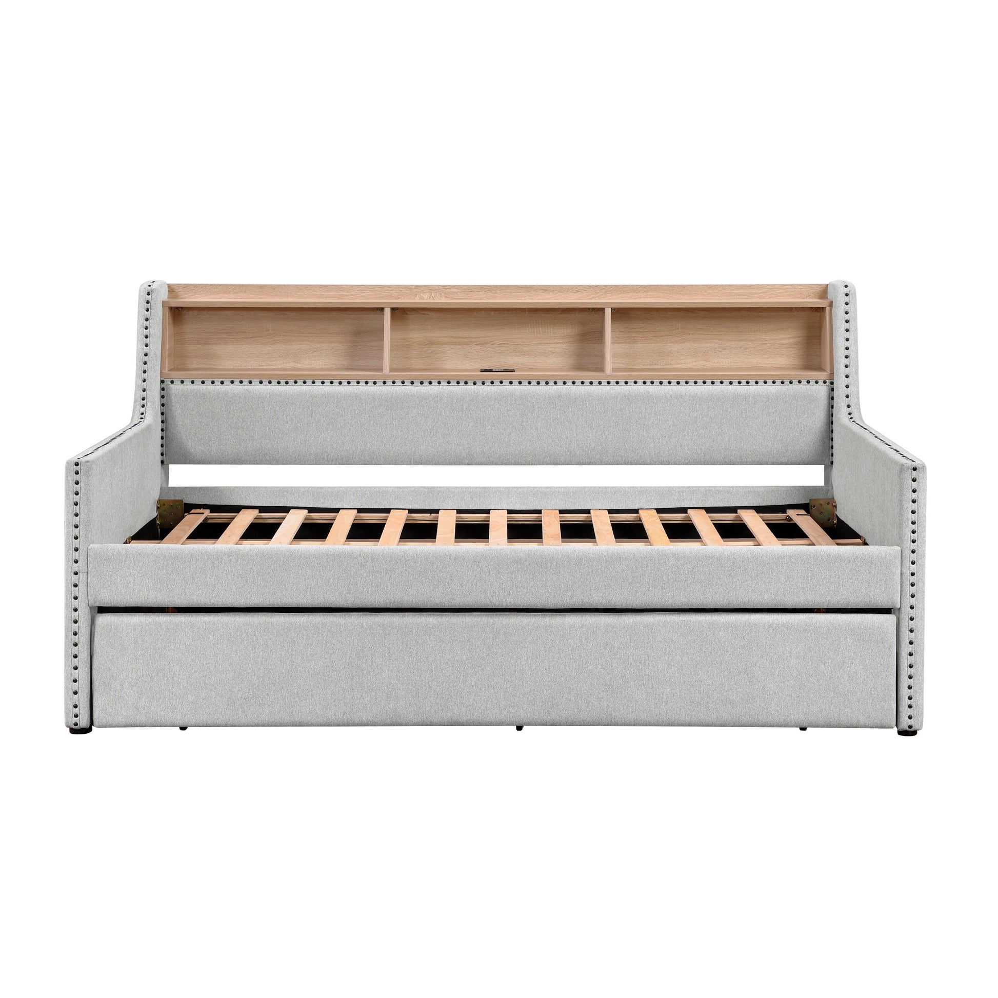 1 canapé-lit gris clair avec lit escamotable, panneau latéral de bibliothèque, ports de charge, garniture à tête de clou, design moderne.
