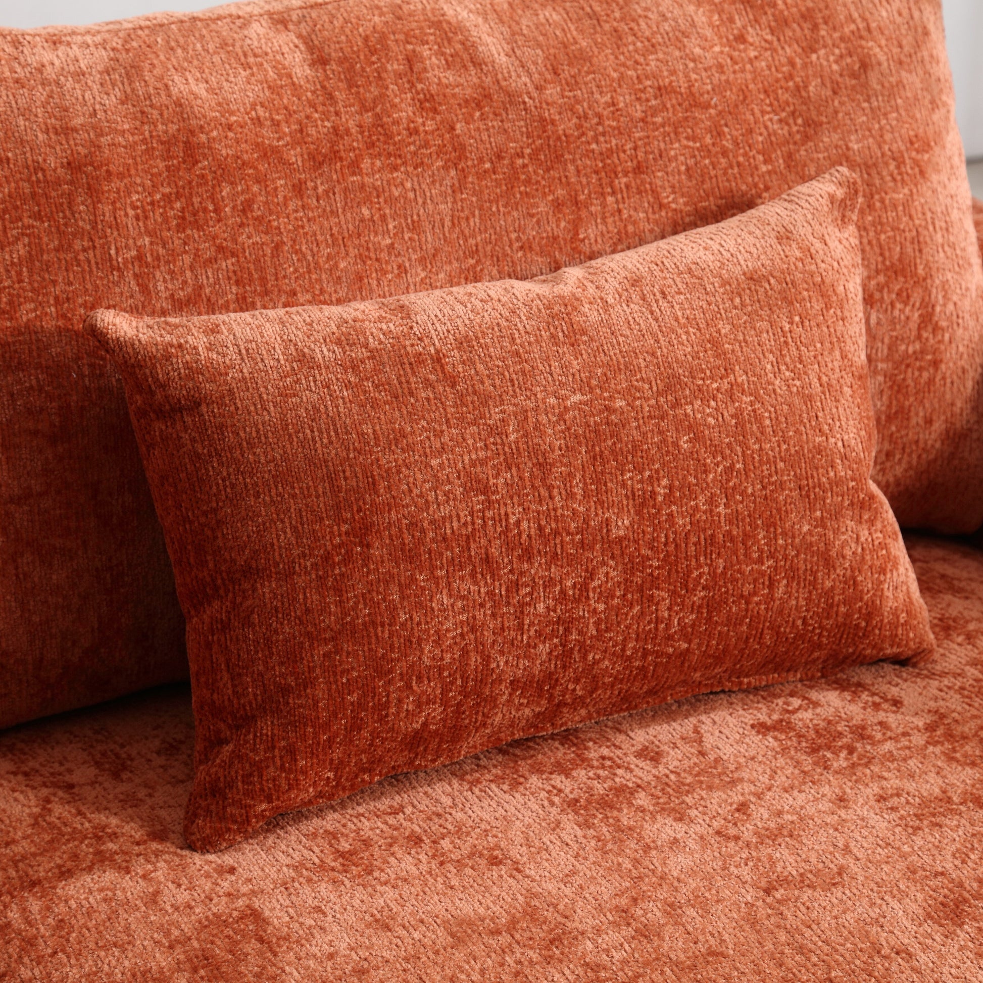 Canapé Loveseat 2 places recouvert de tissu avec assises profondes, utilisable dans plusieurs pièces.