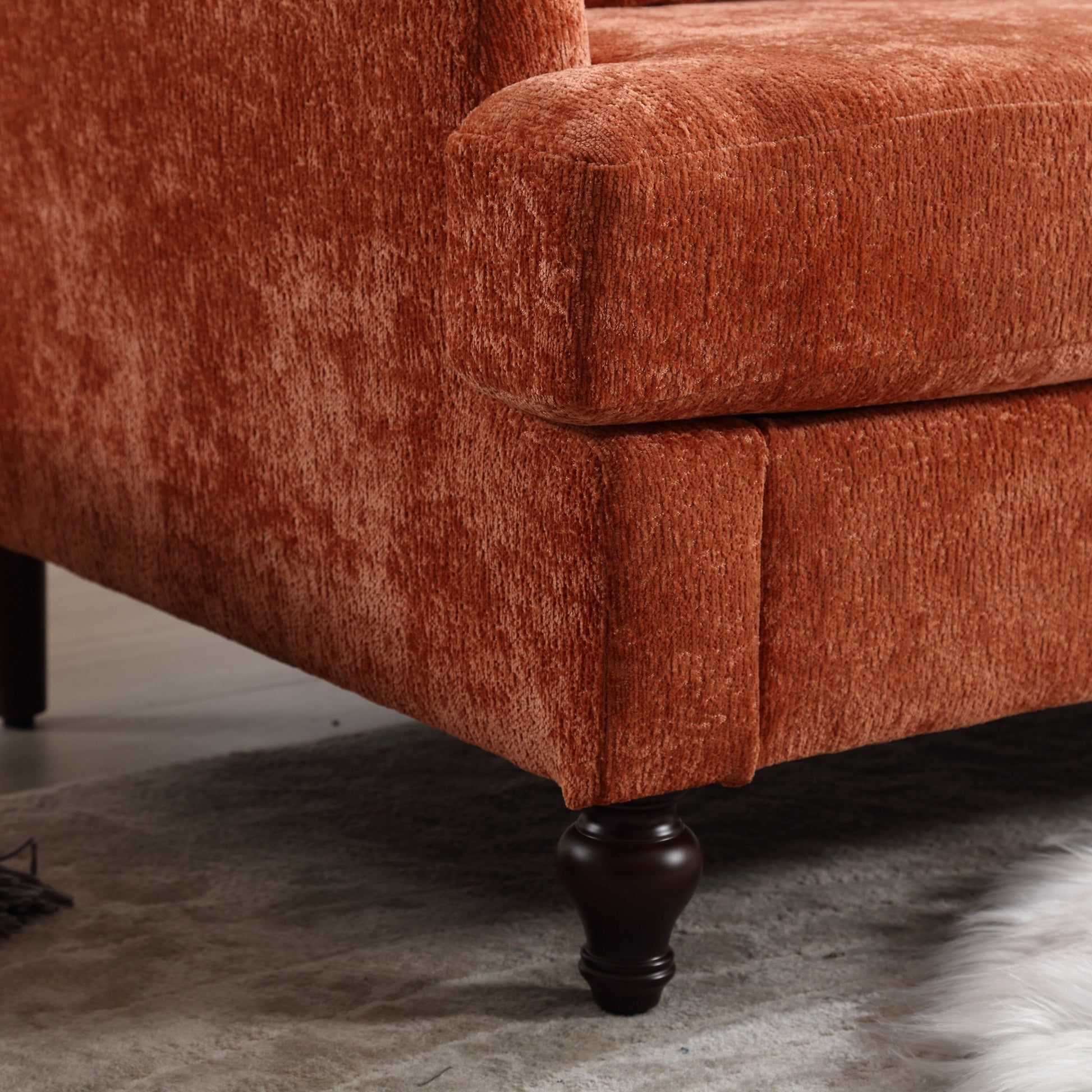 Canapé Loveseat 2 places recouvert de tissu avec assises profondes, utilisable dans plusieurs pièces.