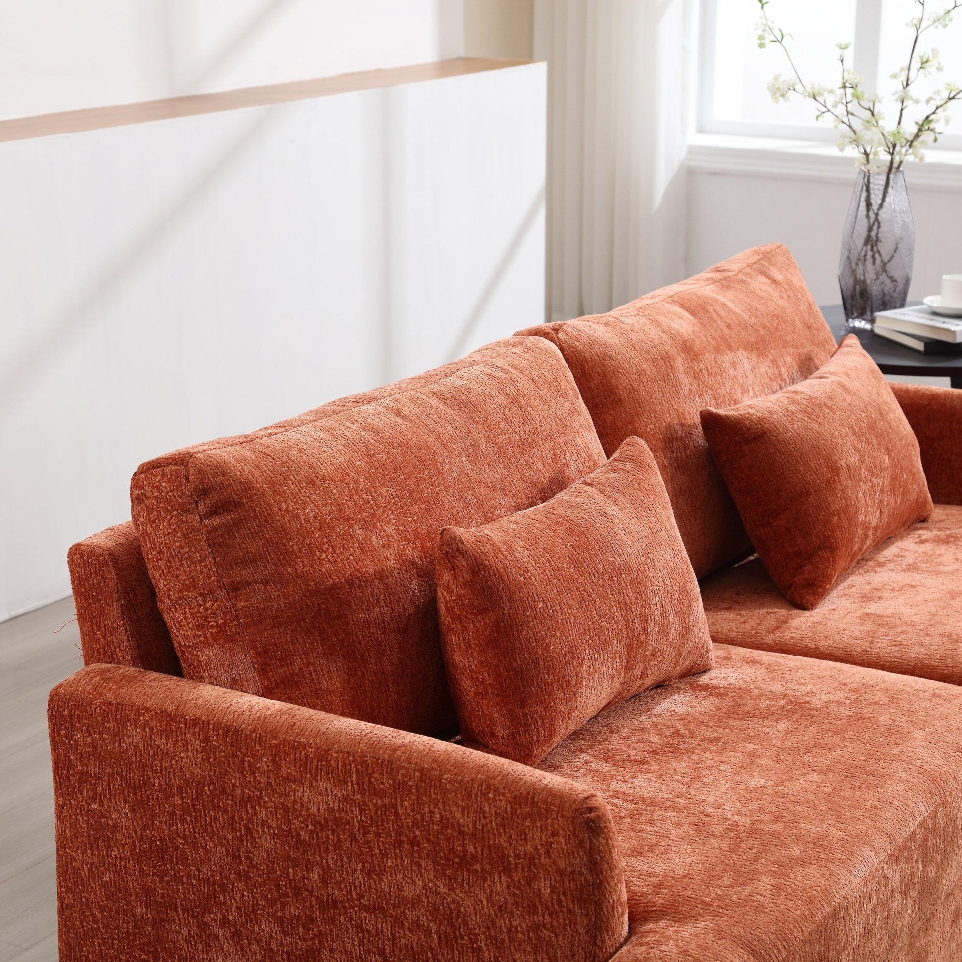 Canapé Loveseat 2 places recouvert de tissu avec assises profondes, utilisable dans plusieurs pièces.