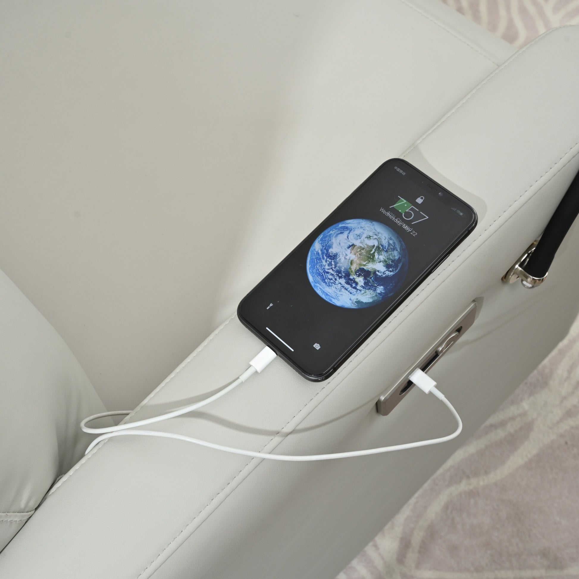 Fauteuil inclinable pivotant à 270° avec ports USB, dossier électrique et confort moelleux pour une relaxation ultime.