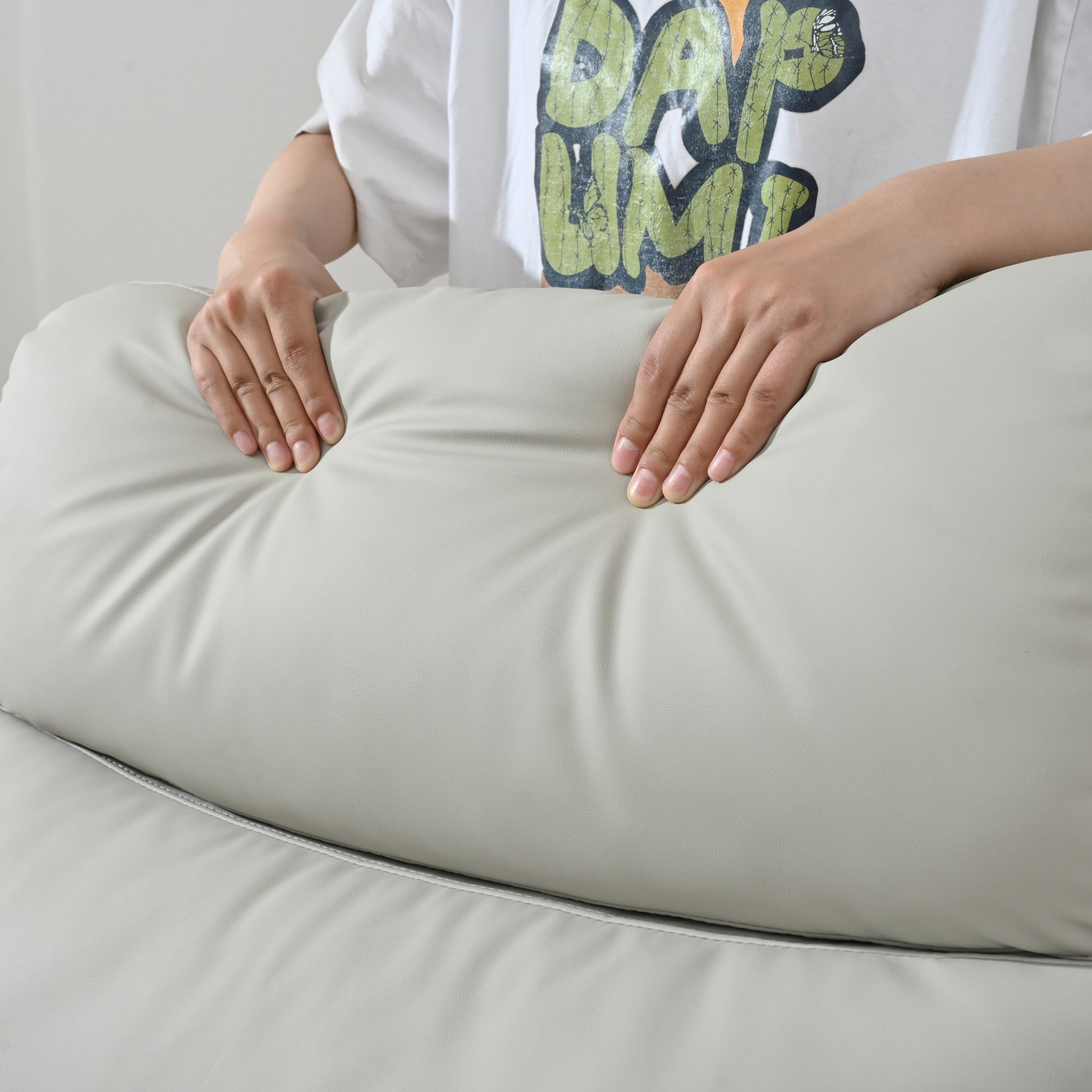 Fauteuil inclinable pivotant à 270° avec ports USB, dossier électrique et confort moelleux pour une relaxation ultime.