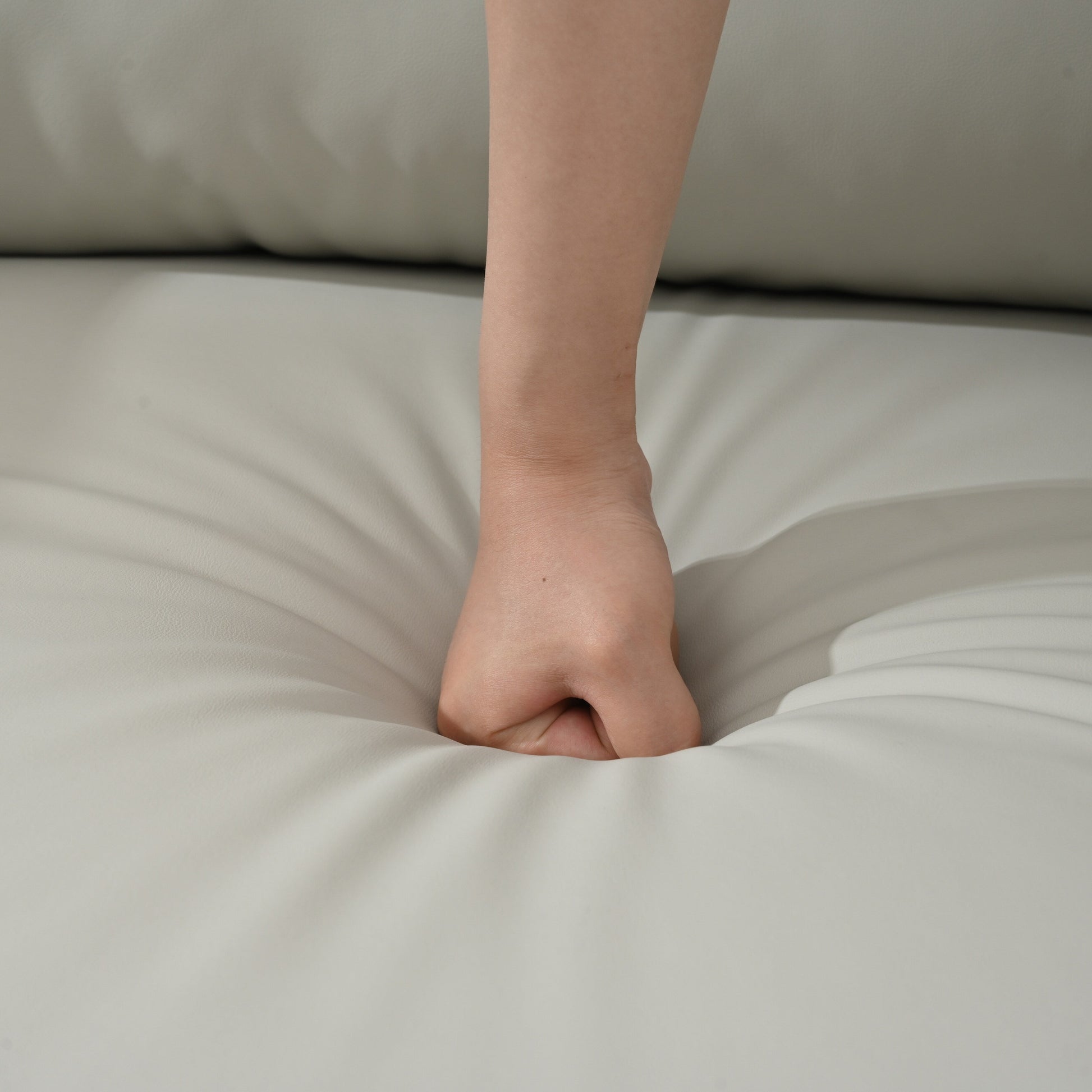 Fauteuil inclinable pivotant à 270° avec ports USB, dossier électrique et confort moelleux pour une relaxation ultime.
