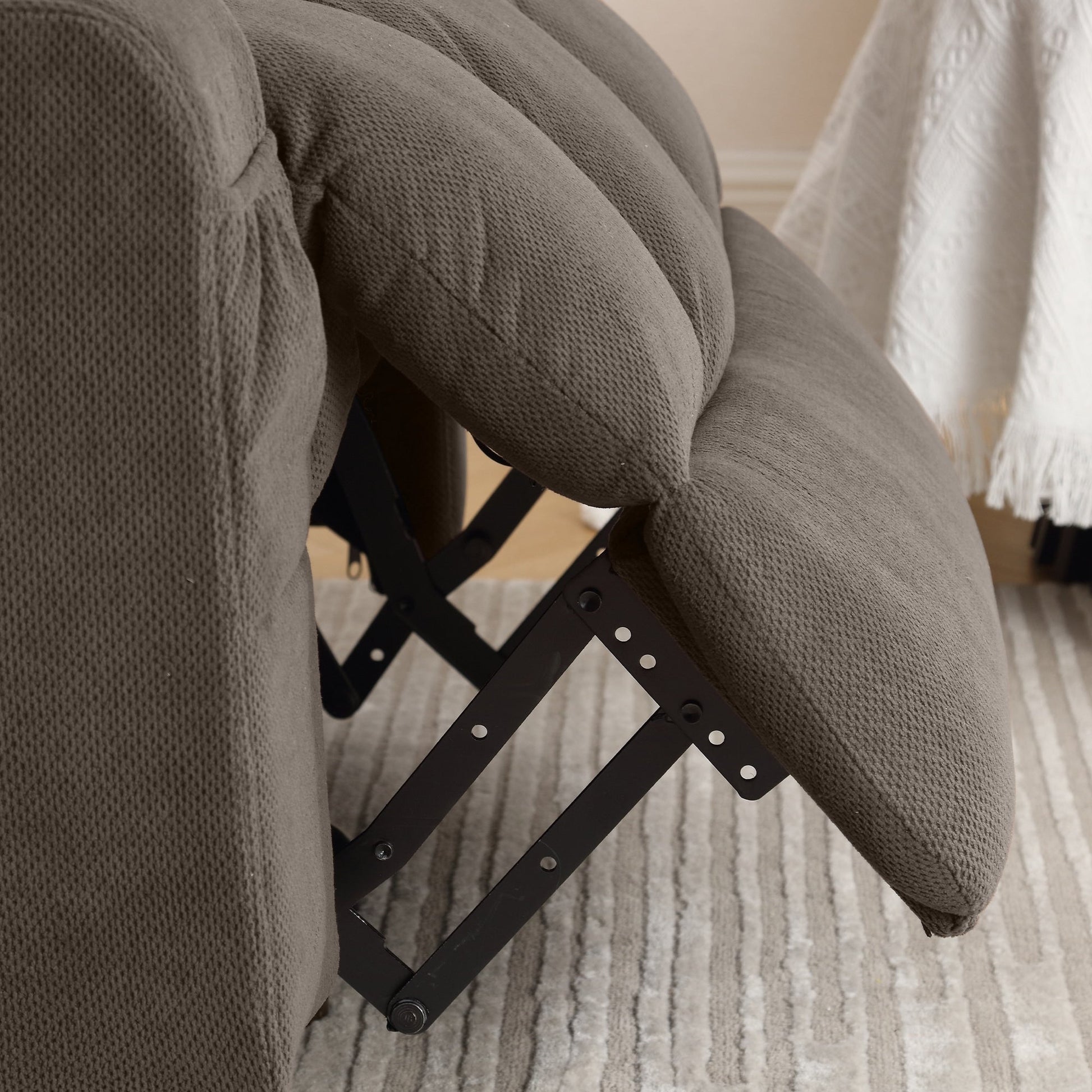 Fauteuil inclinable chauffant et massant pivotant à 360°, avec prise USB, porte-gobelets, rangement latéral et revêtement en polaire moelleux.
