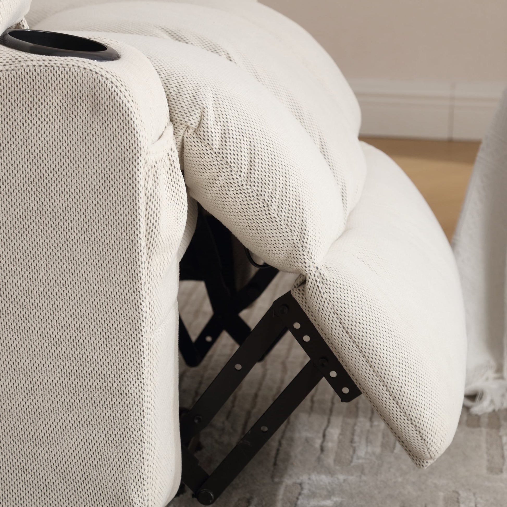 Fauteuil inclinable chauffant et massant pivotant à 360°, avec prise USB, porte-gobelets, rangement latéral et revêtement en polaire moelleux.