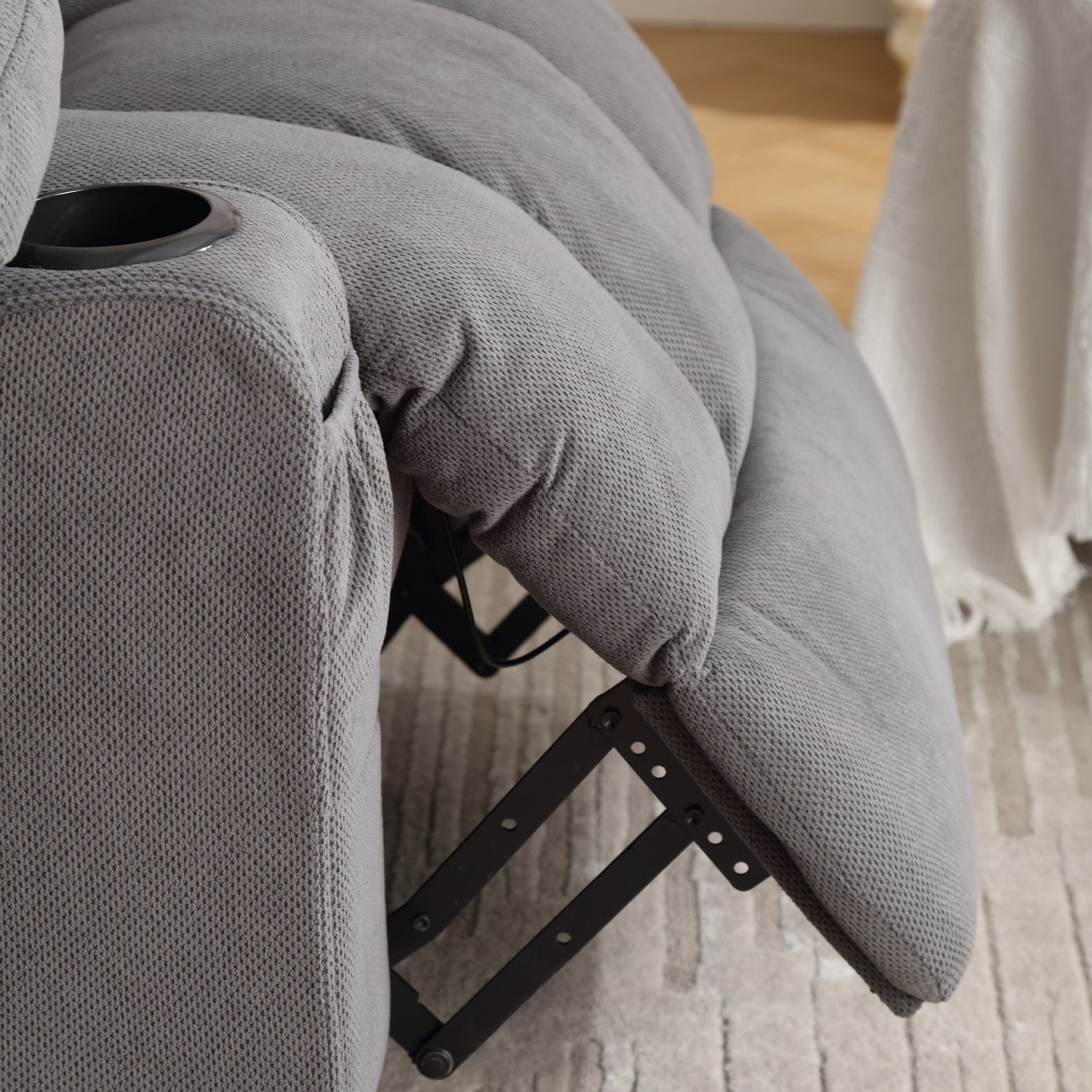 Fauteuil inclinable chauffant et massant pivotant à 360°, avec prise USB, porte-gobelets, rangement latéral et revêtement en polaire moelleux.