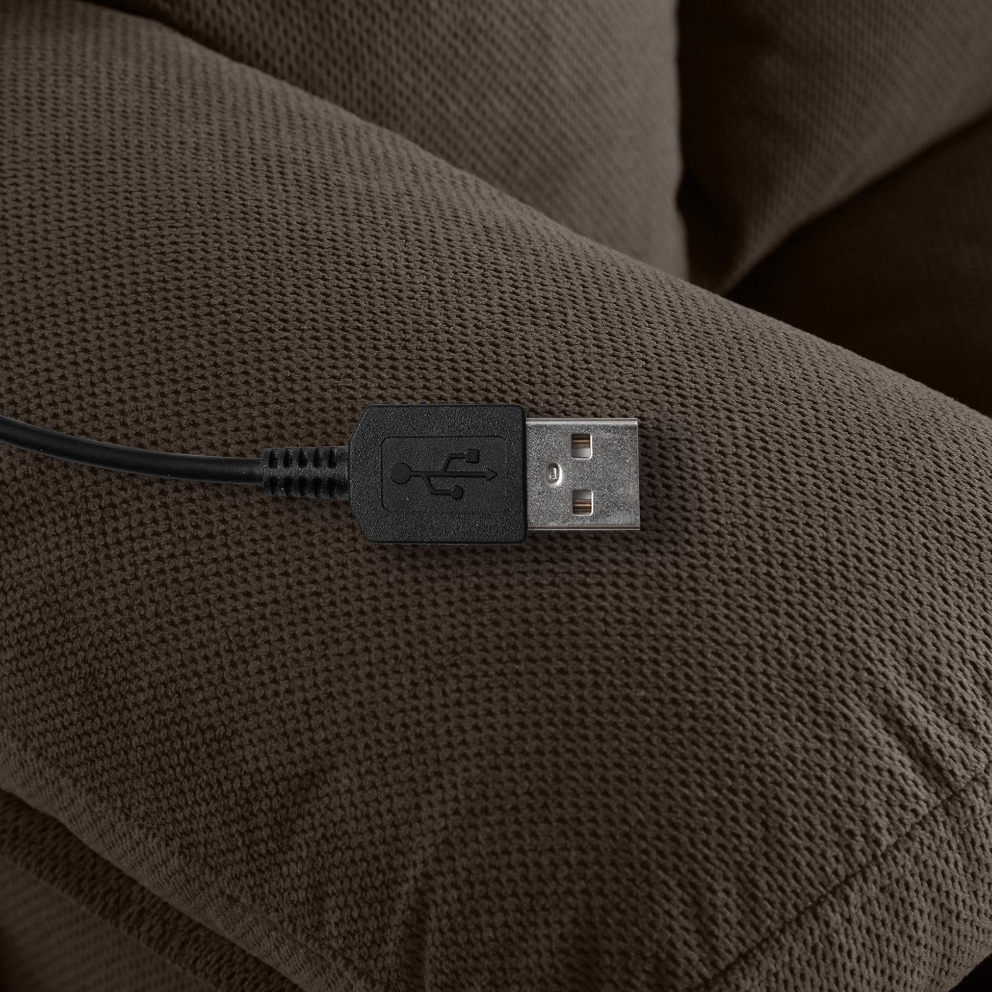 Fauteuil inclinable chauffant et massant pivotant à 360°, avec prise USB, porte-gobelets, rangement latéral et revêtement en polaire moelleux.