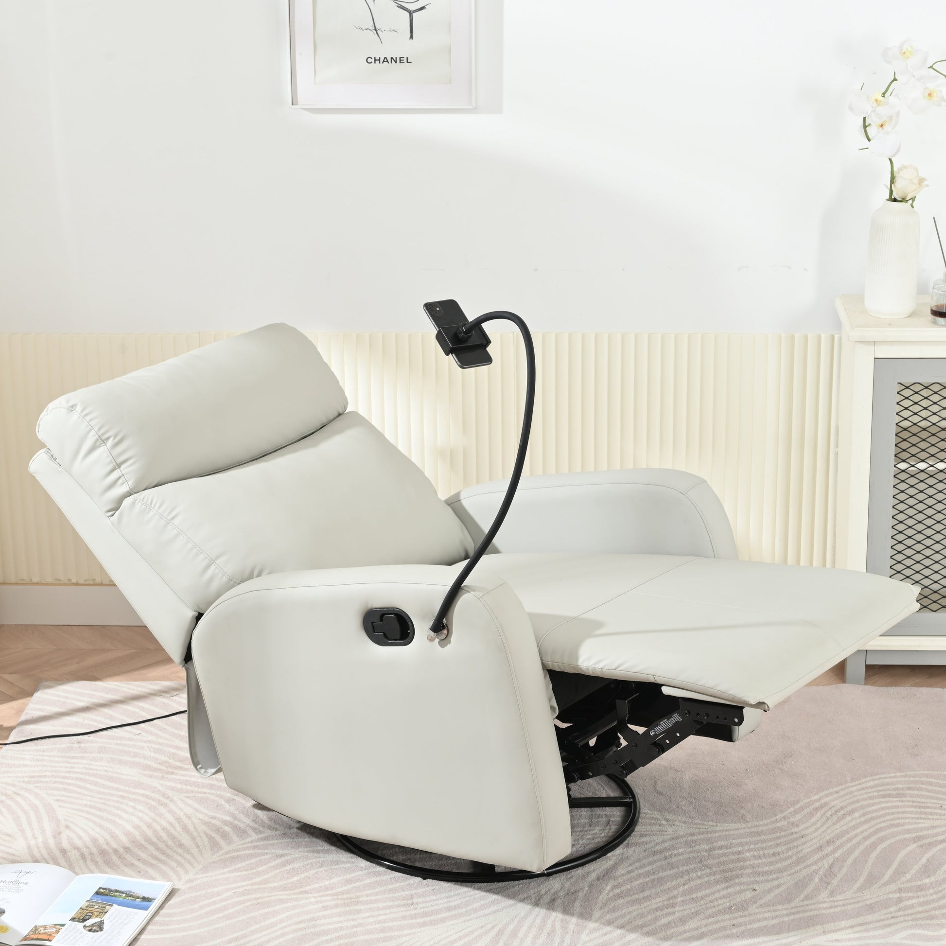 Fauteuil inclinable pivotant à 360° avec porte-téléphone, repose-pieds et position réglable pour salon et home cinéma.