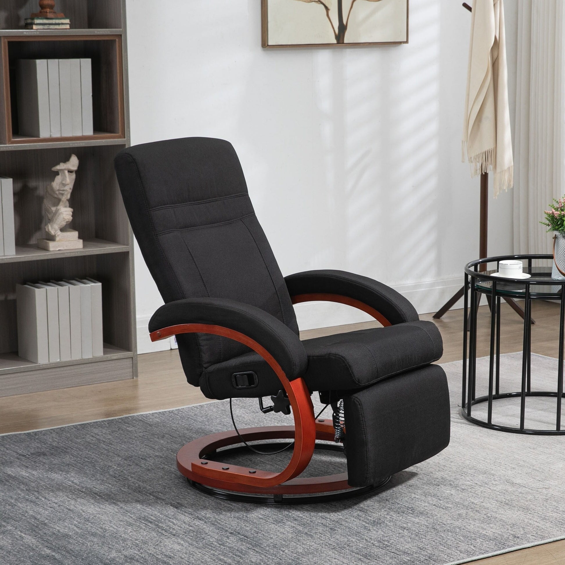 Chaise inclinable pivotante à 360°, base en bois, réglage manuel, dossier inclinable, repose-pieds rétractable et accoudoirs rembourrés.