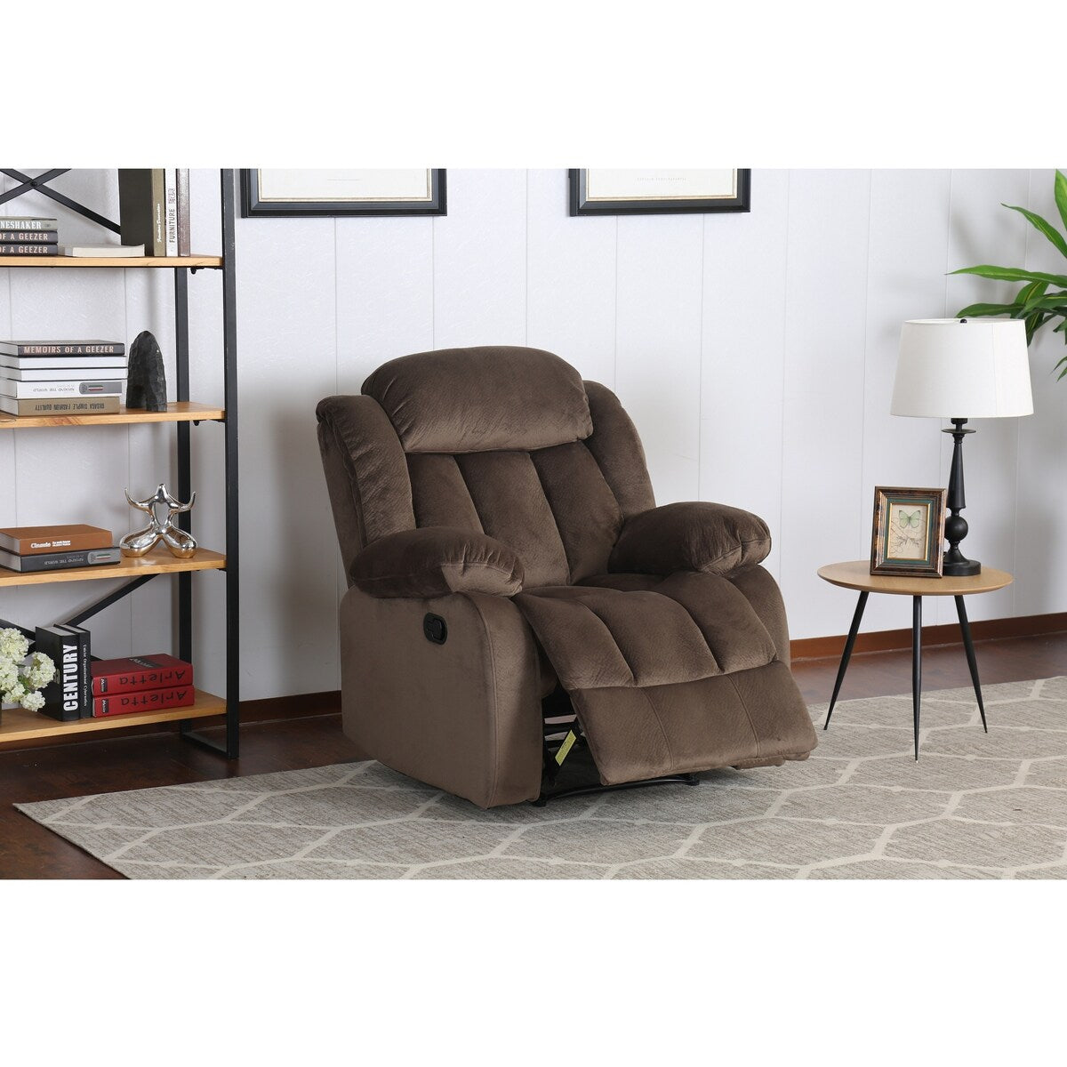 Fauteuil basculant inclinable en micro-suède brun avec motif ours en peluche.
