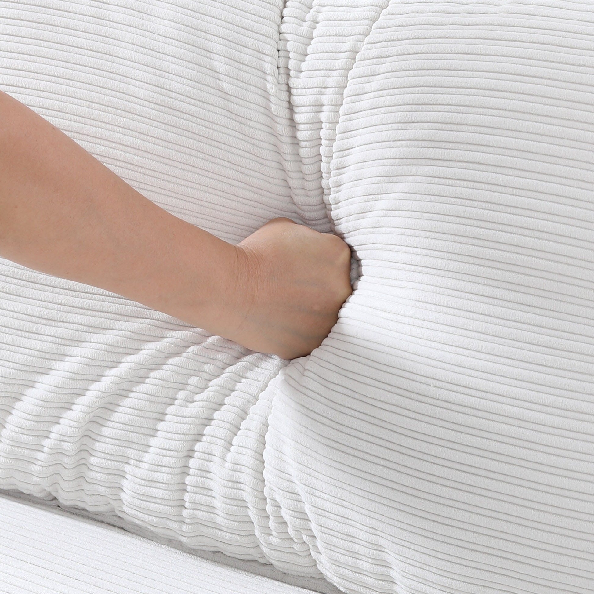 Canapé 2 places beige de 135 cm avec cadre en métal, idéal pour les petits espaces, en mélange de polyester, meuble moderne compact pour appartement.