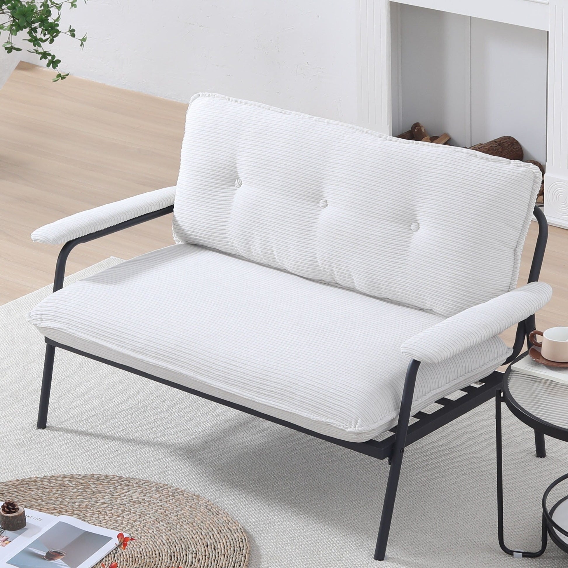 Canapé 2 places beige de 135 cm avec cadre en métal, idéal pour les petits espaces, en mélange de polyester, meuble moderne compact pour appartement.