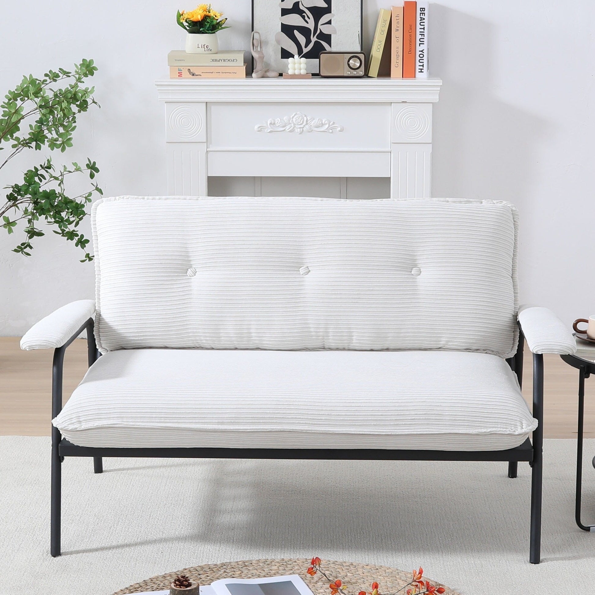 Canapé 2 places beige de 135 cm avec cadre en métal, idéal pour les petits espaces, en mélange de polyester, meuble moderne compact pour appartement.
