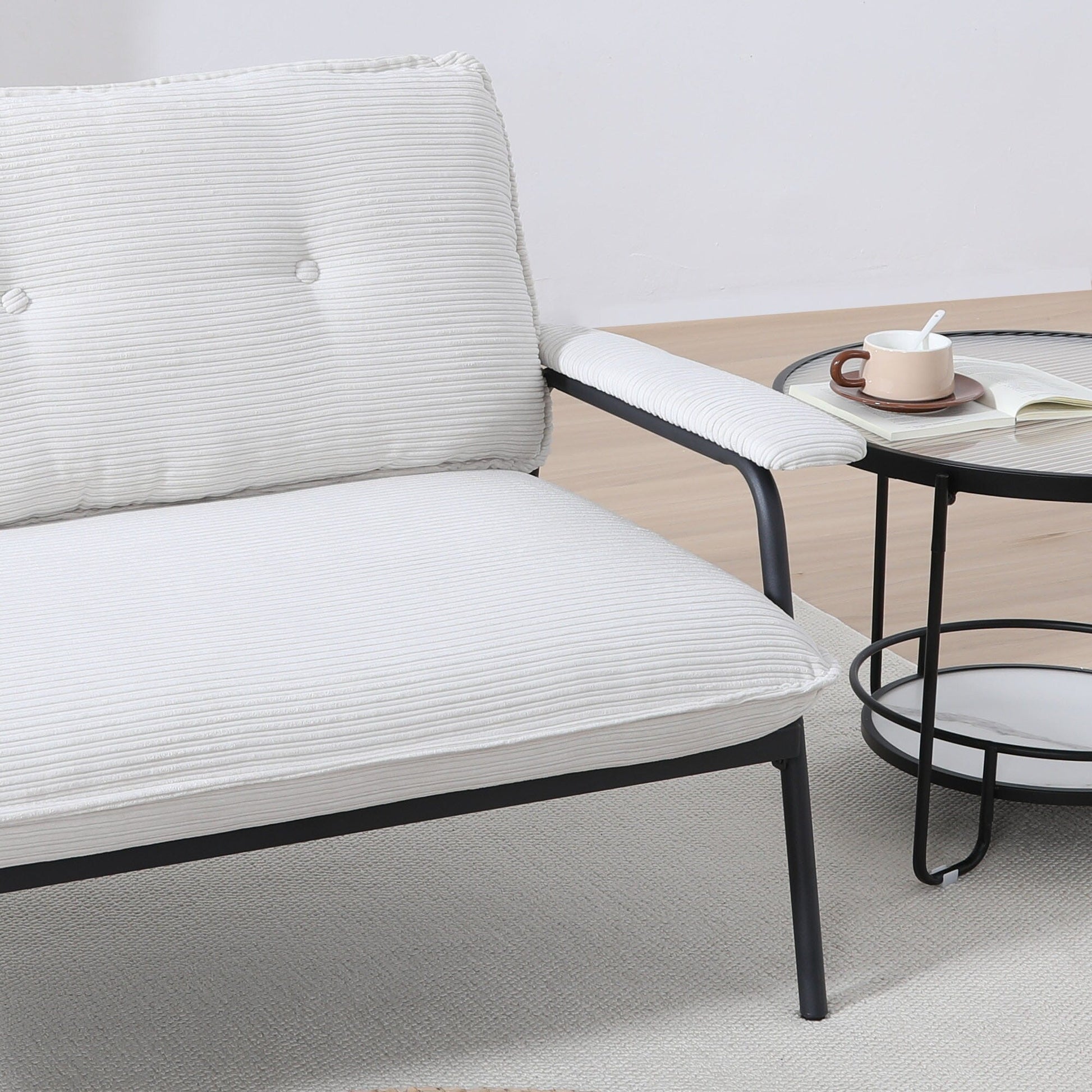 Canapé 2 places beige de 135 cm avec cadre en métal, idéal pour les petits espaces, en mélange de polyester, meuble moderne compact pour appartement.