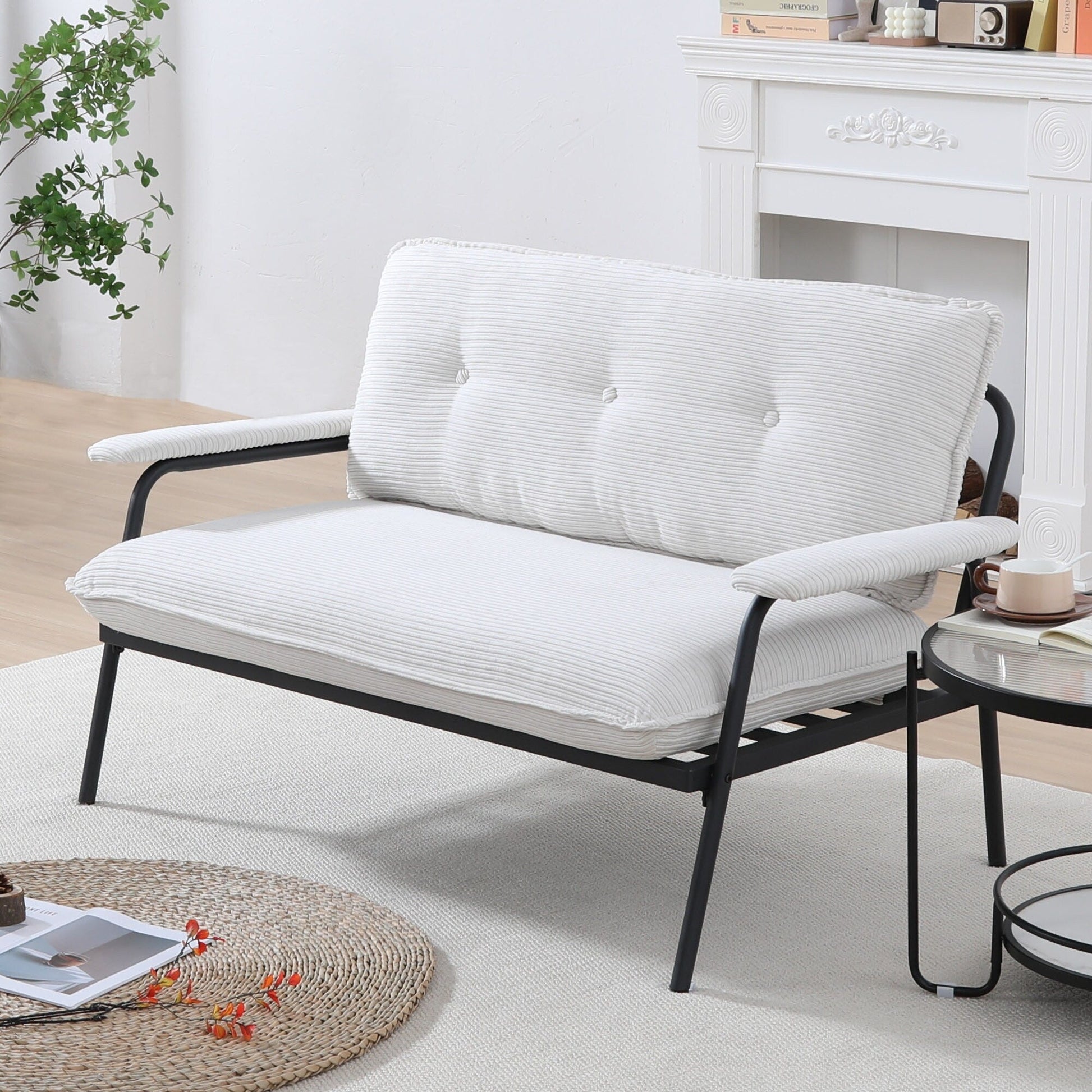 Canapé 2 places beige de 135 cm avec cadre en métal, idéal pour les petits espaces, en mélange de polyester, meuble moderne compact pour appartement.