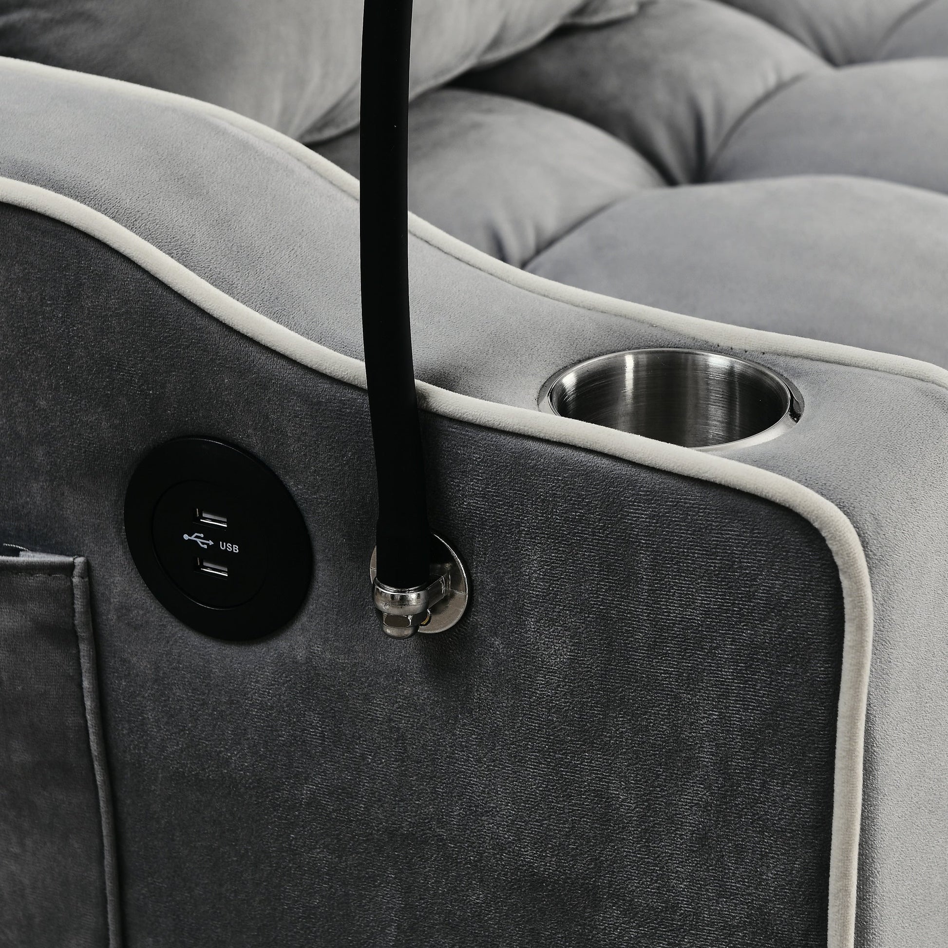 Canapé-lit 2 places en velours 55.51 avec dossier réglable, port USB, cendrier, support de téléphone pivotant et 2 coussins