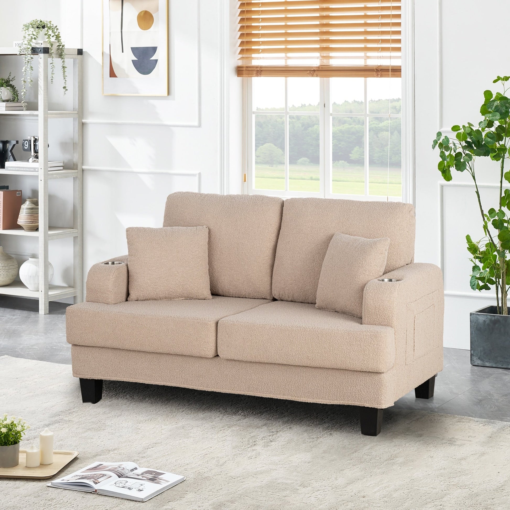 61 Canapé 2 places beige clair avec 2 coussins et porte-gobelets