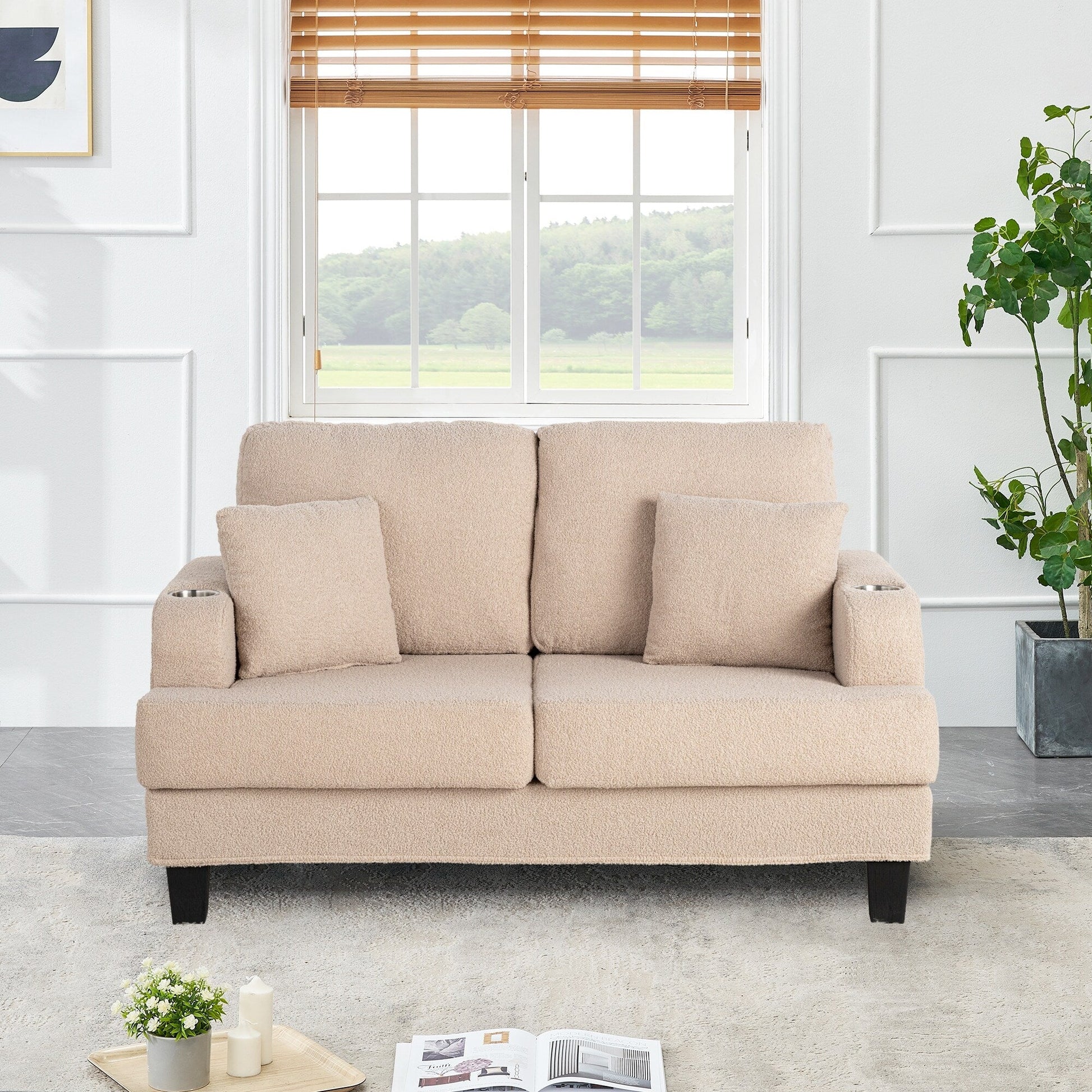 61 Canapé 2 places beige clair avec 2 coussins et porte-gobelets