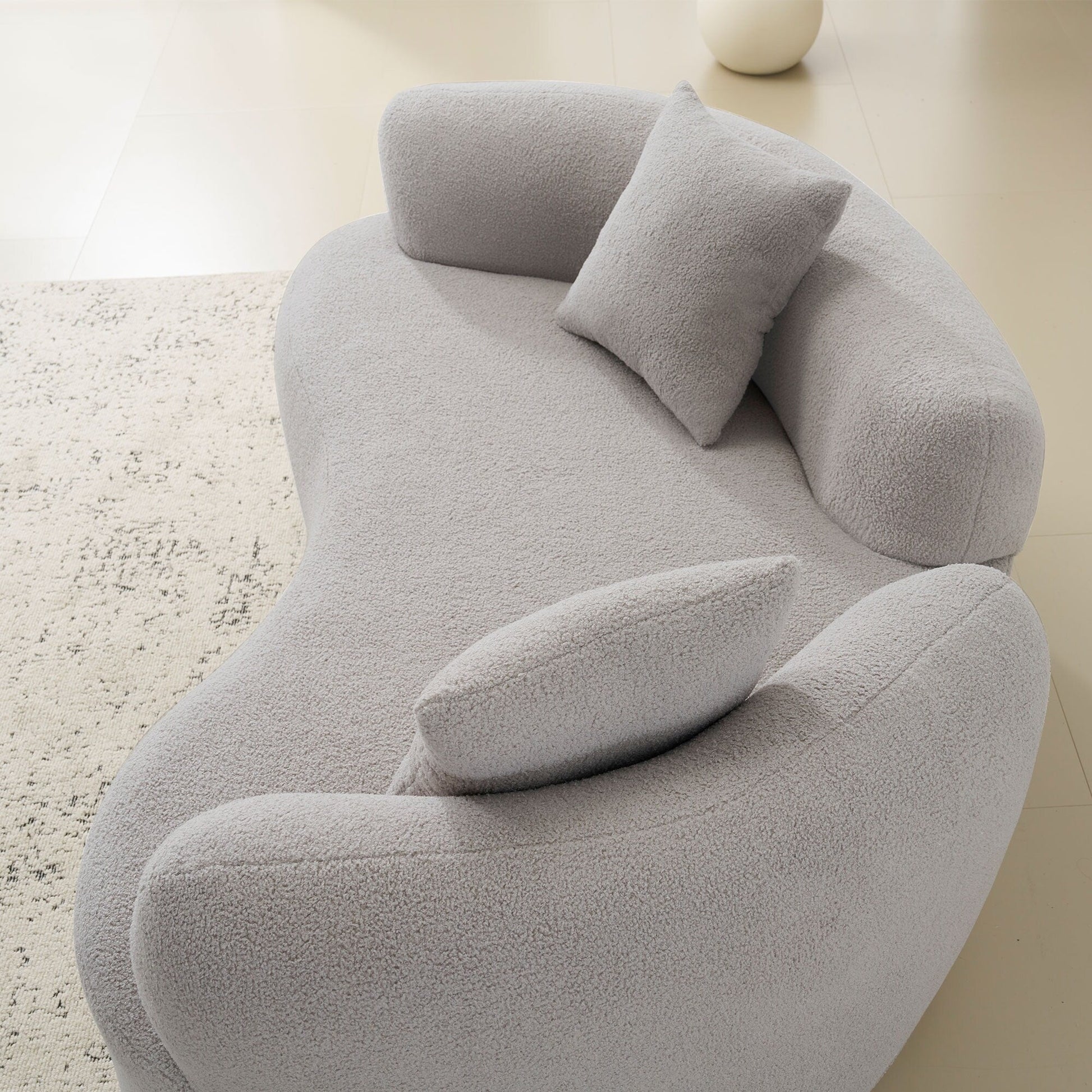 Canapé Loveseat incurvé de 66,93 pouces, gris, en mousse à compression complète, tissu velours Teddy, canapé compact prêt à poser.